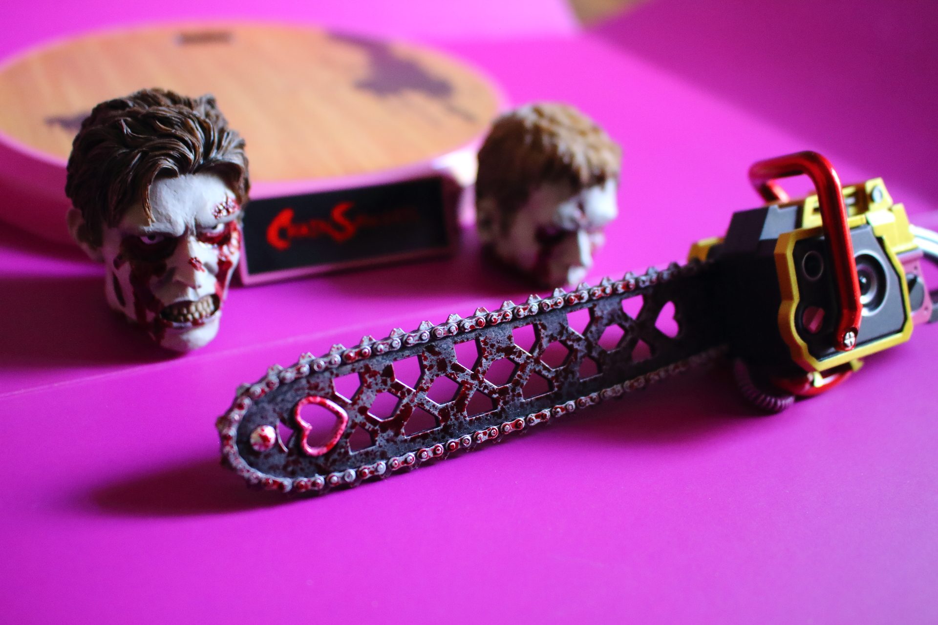 Le socle, les têtes de zombies et la tronçonneuse de la figurine VTS Chainsaw Girl Je suis un